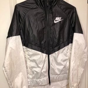 NIKE BLACK & WHITE WINDBREAKER
